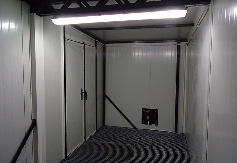 Magazyn chemiczny do przechowywania substancji niebezpiecznych (farb, lakierów) z destylarnią